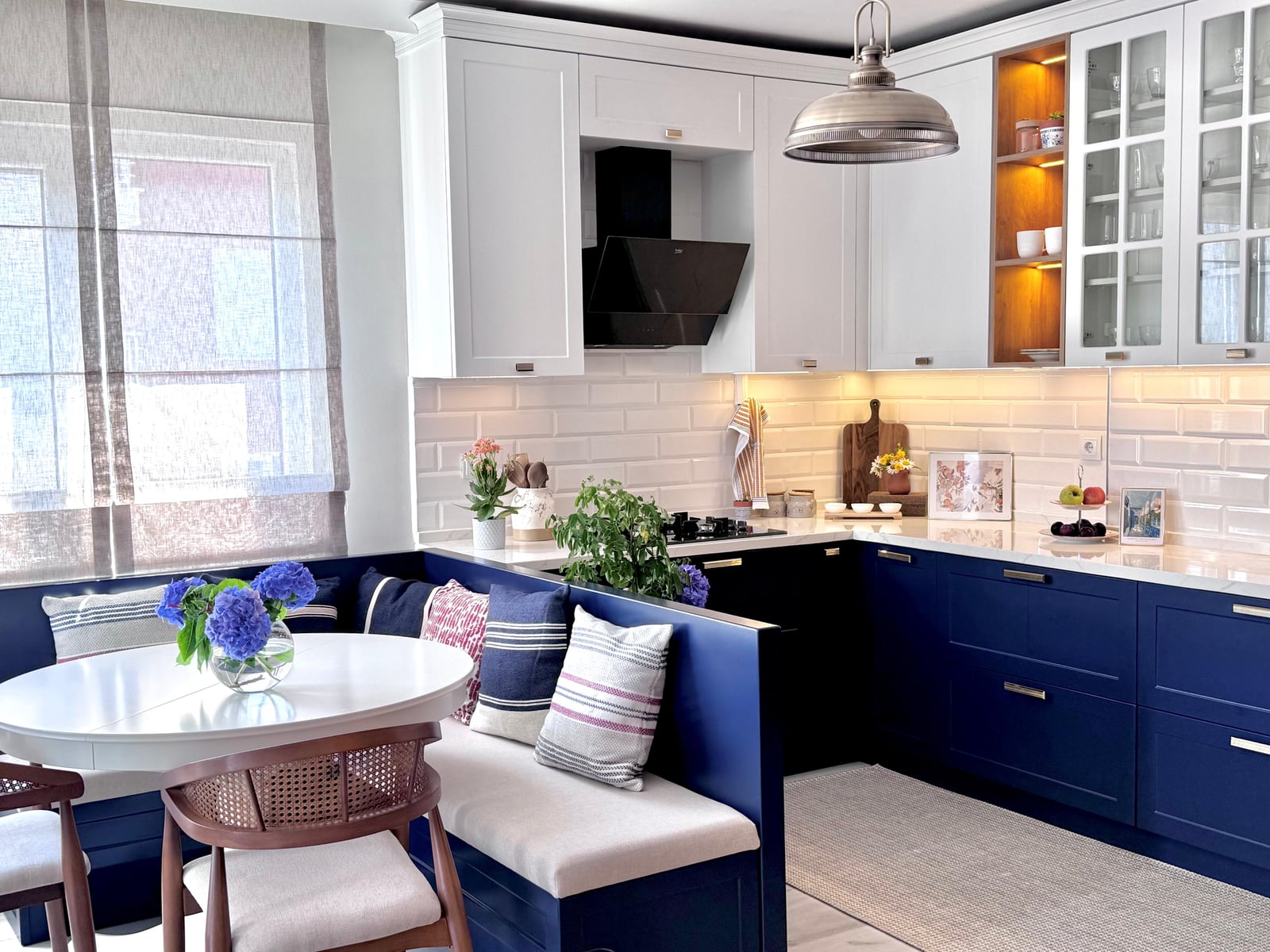 Beyaz ve lacivert dolaplı, aydınlatmalı modern mutfak